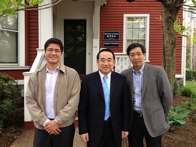 赵子柳(左)和刘家峰(右)陪同马敏书记访问雅礼协会